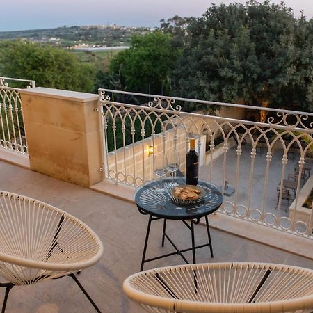 The Carob Tree Bed & Breakfast Victoria Bagian luar foto