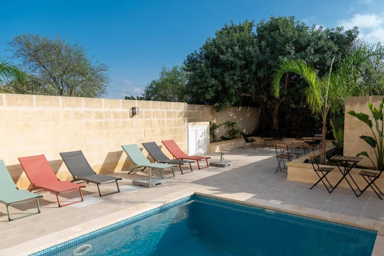 The Carob Tree Bed & Breakfast Victoria Bagian luar foto