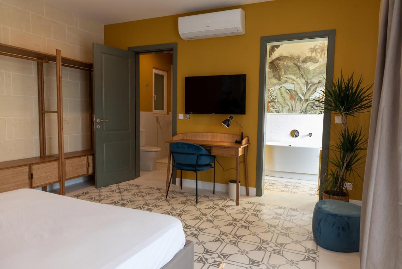 The Carob Tree Bed & Breakfast Victoria Bagian luar foto