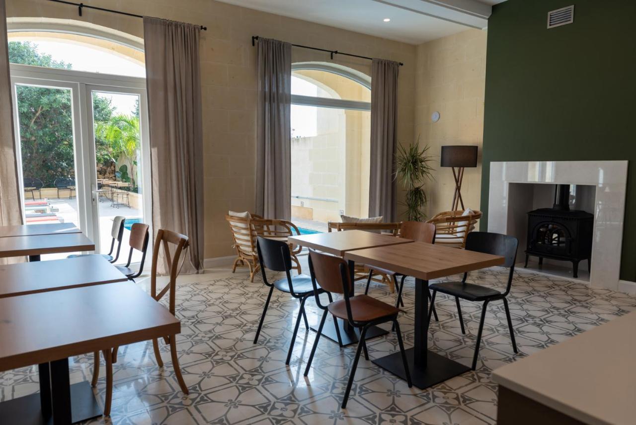 The Carob Tree Bed & Breakfast Victoria Bagian luar foto
