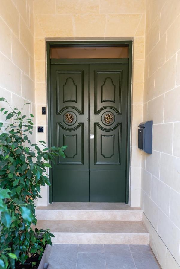 The Carob Tree Bed & Breakfast Victoria Bagian luar foto