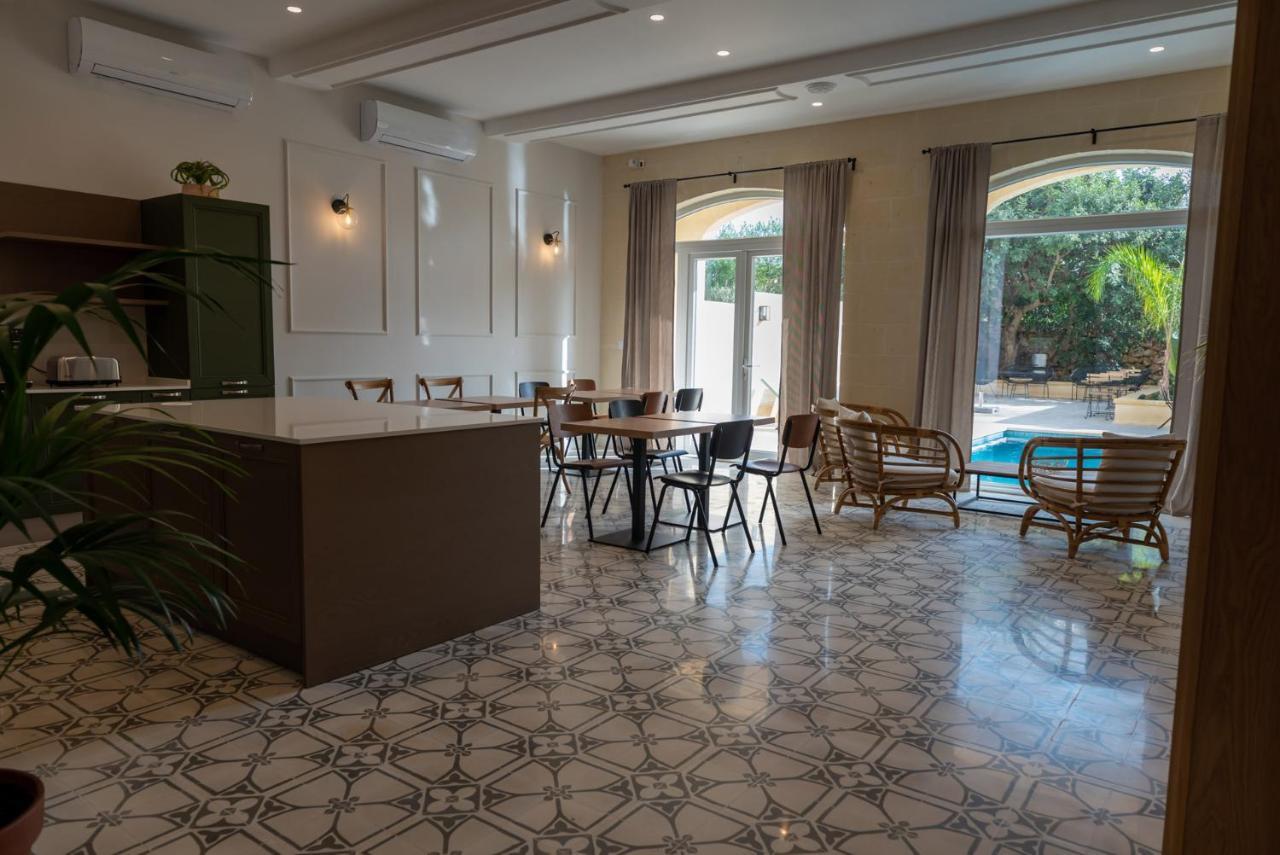 The Carob Tree Bed & Breakfast Victoria Bagian luar foto