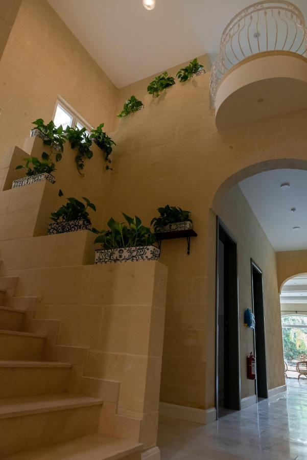 The Carob Tree Bed & Breakfast Victoria Bagian luar foto
