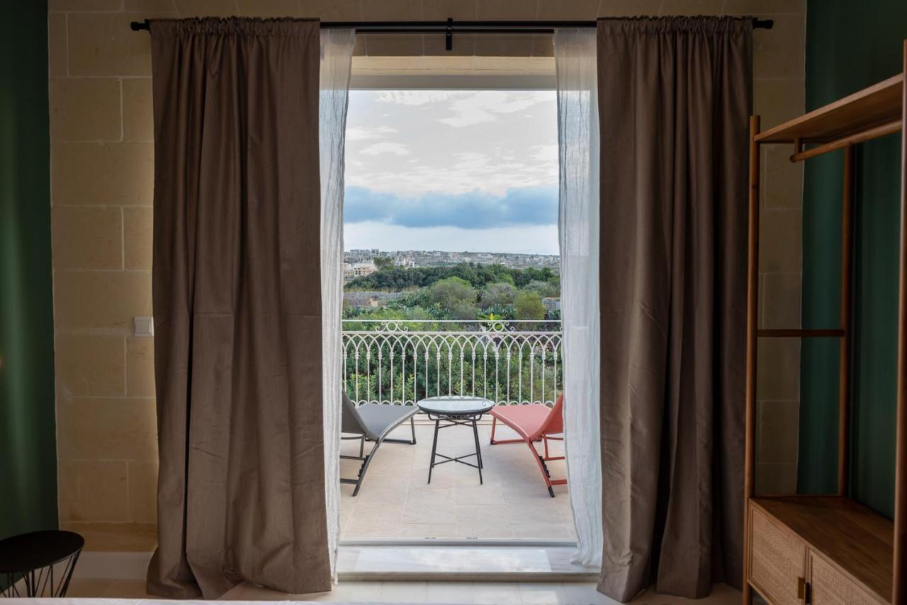 The Carob Tree Bed & Breakfast Victoria Bagian luar foto