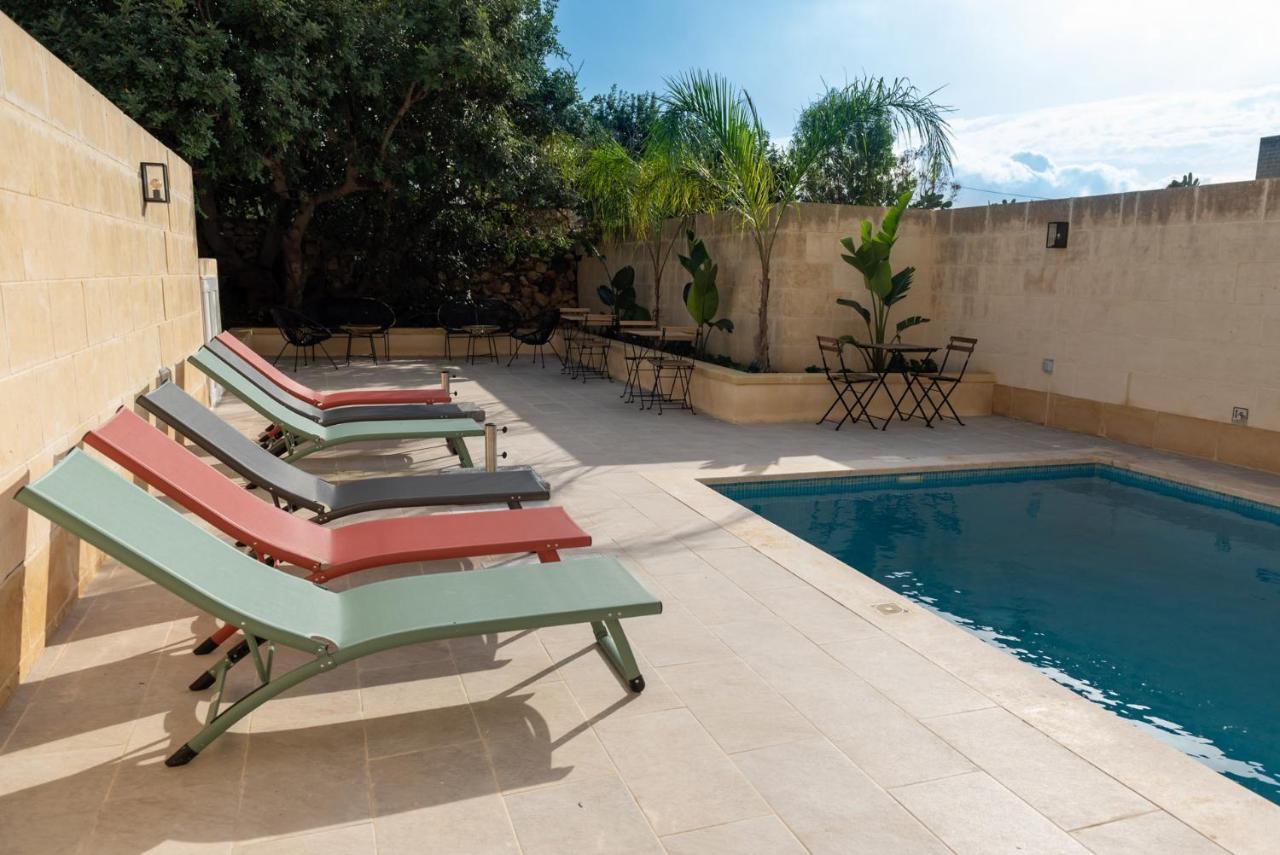 The Carob Tree Bed & Breakfast Victoria Bagian luar foto