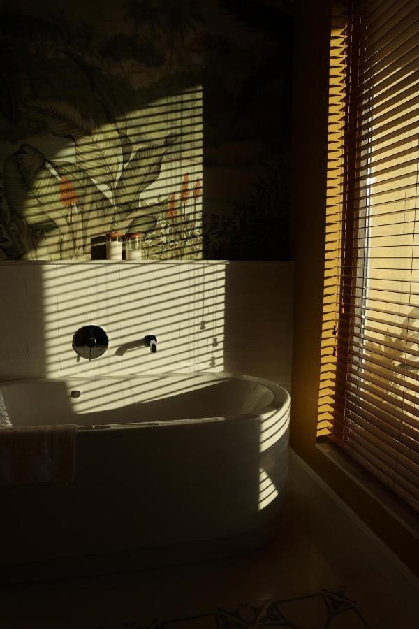 The Carob Tree Bed & Breakfast Victoria Bagian luar foto