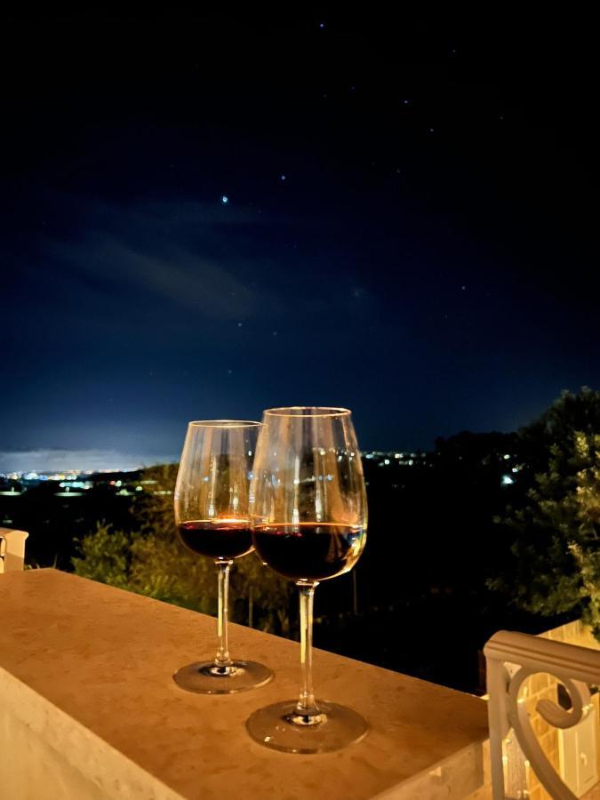 The Carob Tree Bed & Breakfast Victoria Bagian luar foto