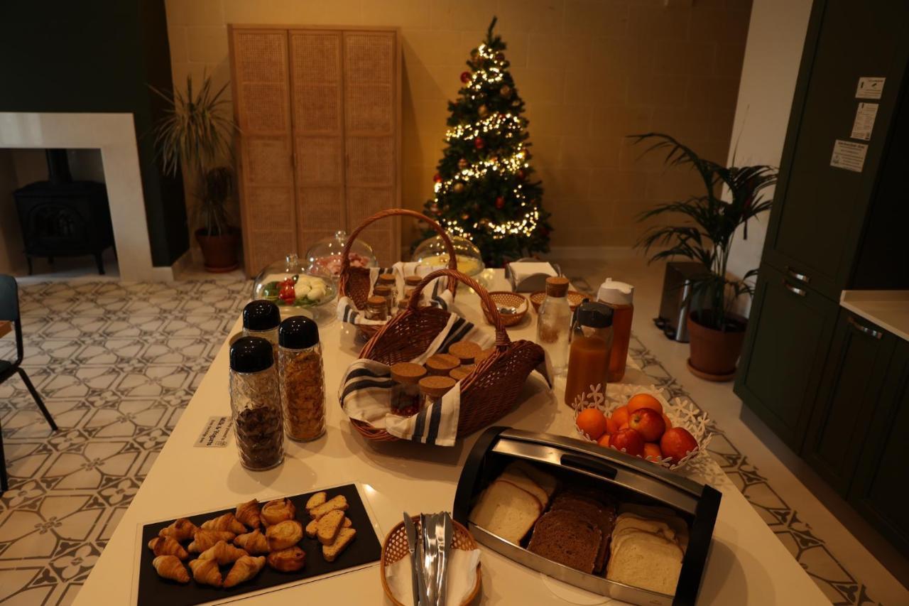 The Carob Tree Bed & Breakfast Victoria Bagian luar foto