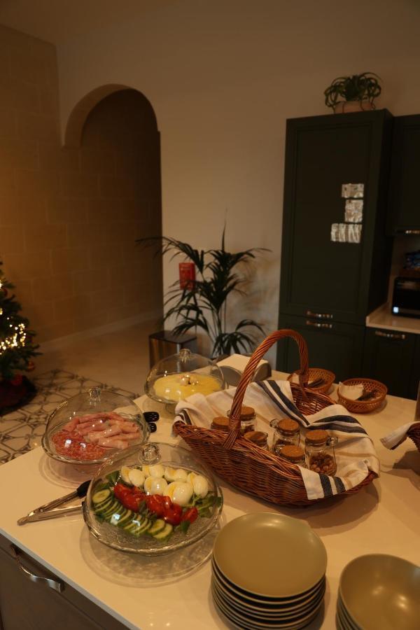 The Carob Tree Bed & Breakfast Victoria Bagian luar foto