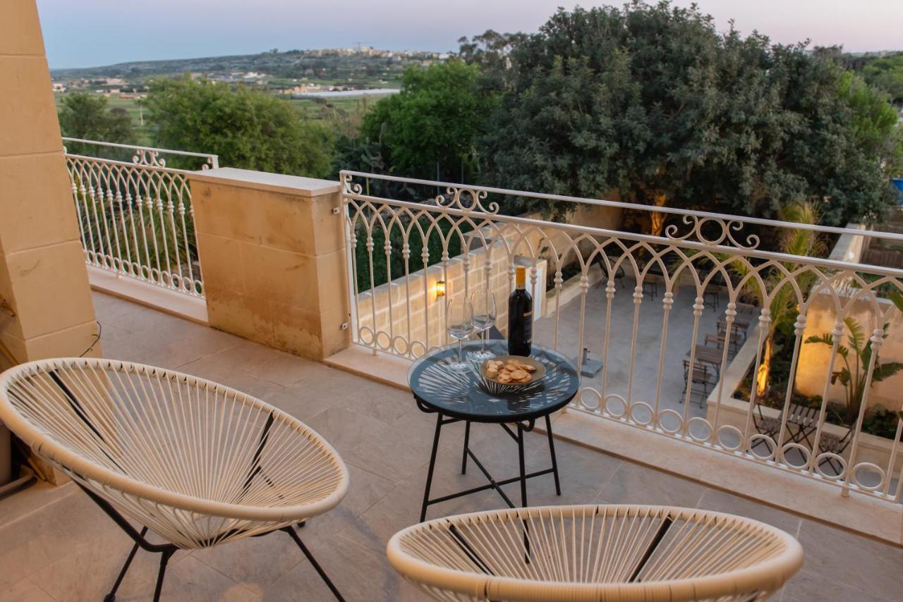 The Carob Tree Bed & Breakfast Victoria Bagian luar foto