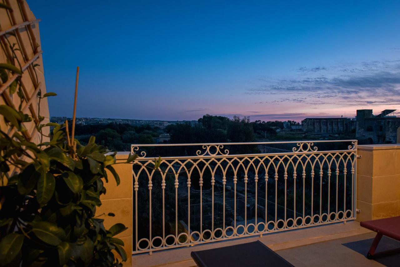 The Carob Tree Bed & Breakfast Victoria Bagian luar foto