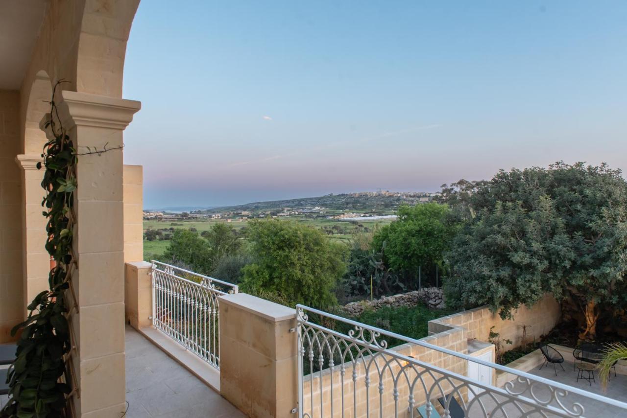 The Carob Tree Bed & Breakfast Victoria Bagian luar foto