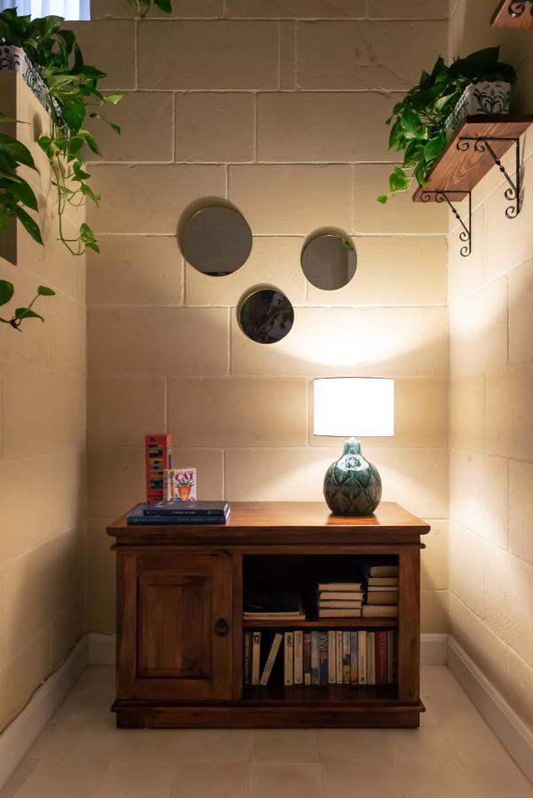 The Carob Tree Bed & Breakfast Victoria Bagian luar foto