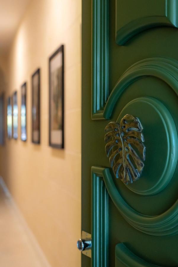 The Carob Tree Bed & Breakfast Victoria Bagian luar foto