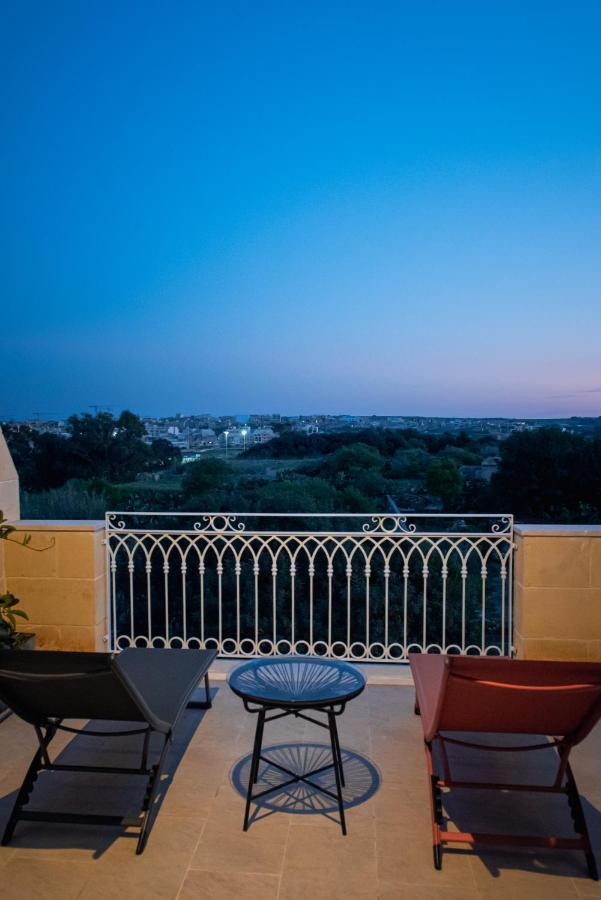 The Carob Tree Bed & Breakfast Victoria Bagian luar foto